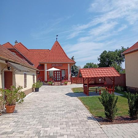 Livia Apartman บุค ภายนอก รูปภาพ