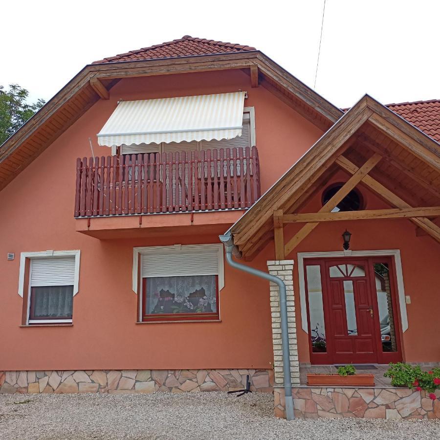 Livia Apartman บุค ภายนอก รูปภาพ