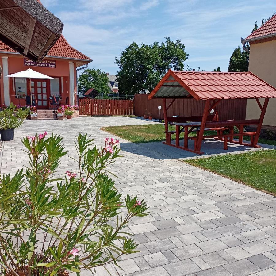 Livia Apartman บุค ภายนอก รูปภาพ